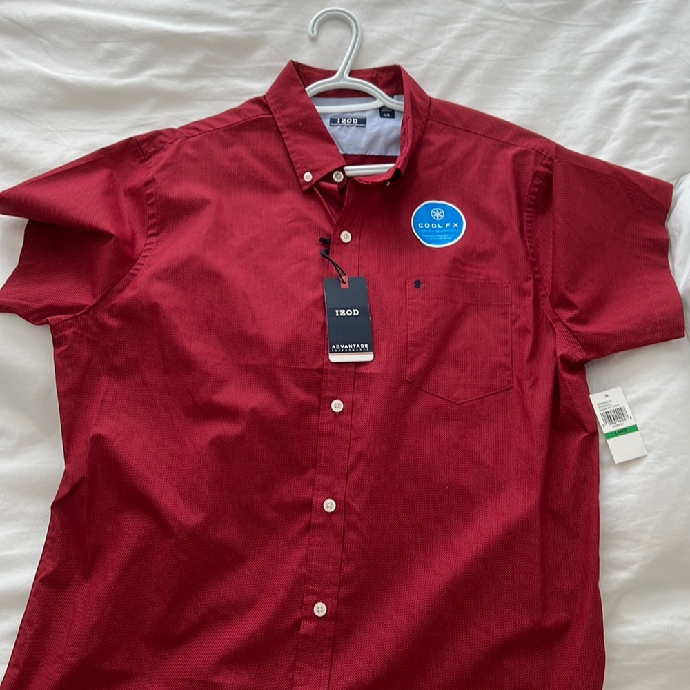 Men’s red short sleeved button down shirt with tags still on